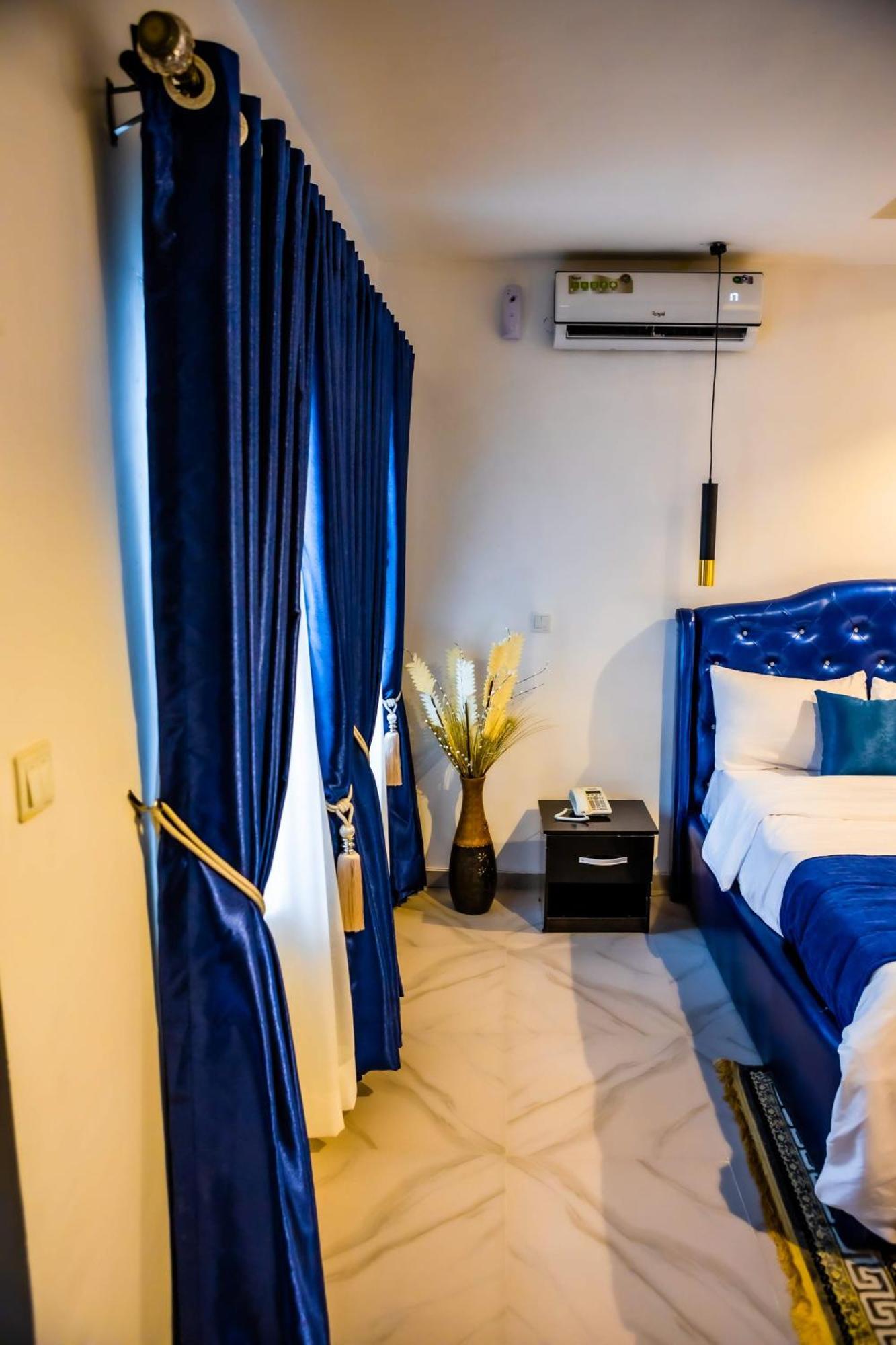El Elyon Hotel And Suites Лагос Екстериор снимка