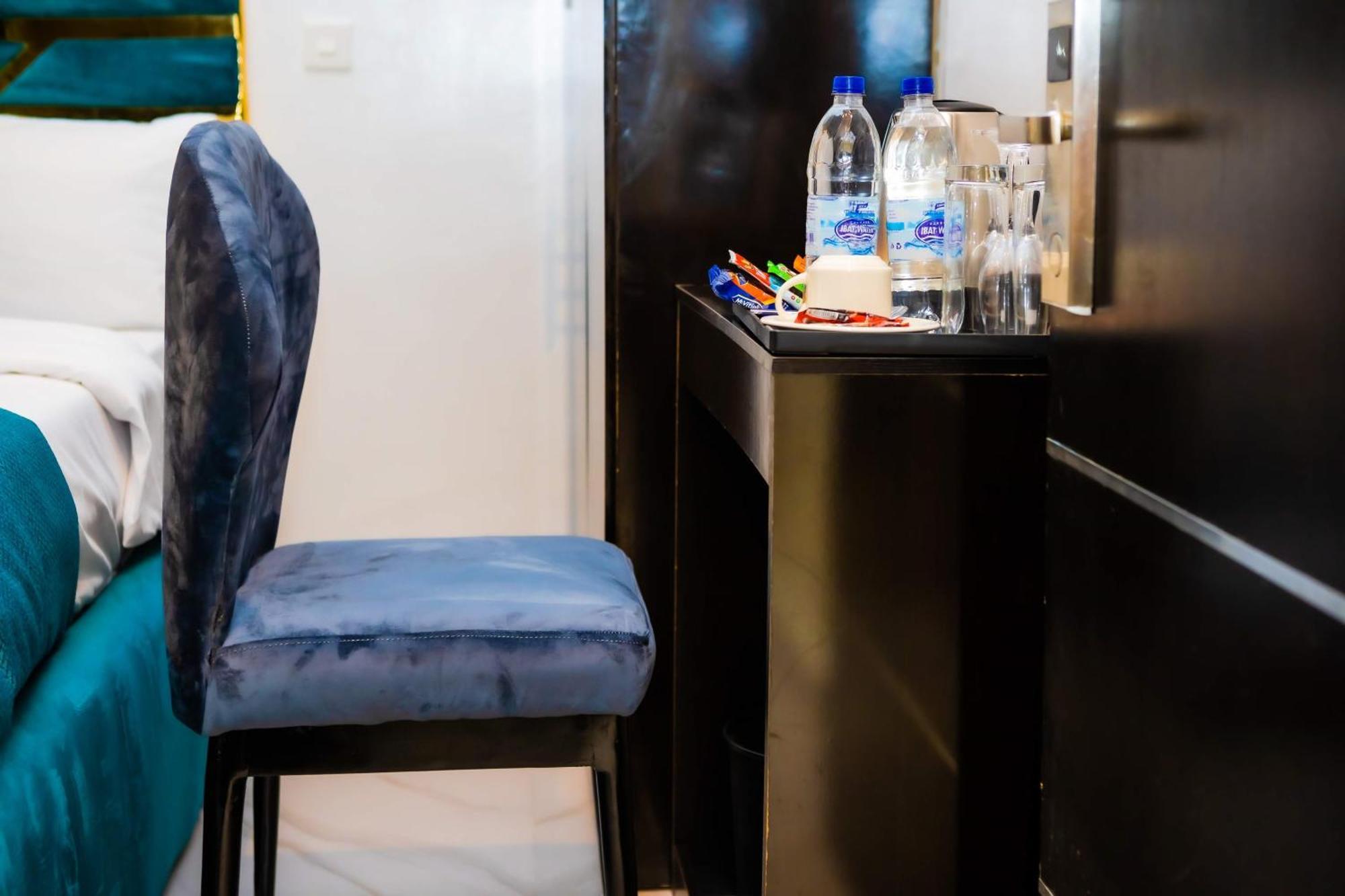 El Elyon Hotel And Suites Лагос Екстериор снимка